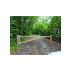 BARRIÈRE OUVRANTE EN BOIS