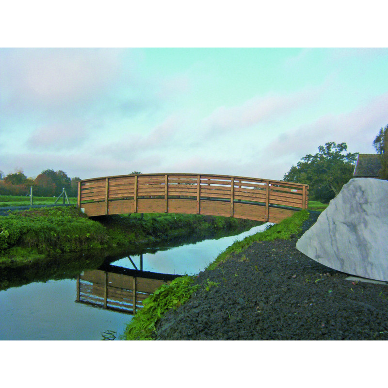 PASSERELLE PIÉTONNE CINTRÉE EN BOIS