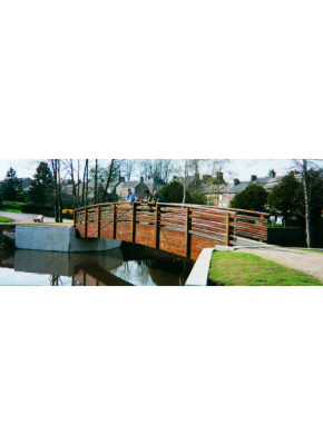 PASSERELLE PIÉTONNE CINTRÉE EN BOIS