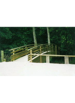PASSERELLE PIÉTONNE CINTRÉE EN BOIS