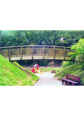 PASSERELLE PIÉTONNE CINTRÉE EN BOIS